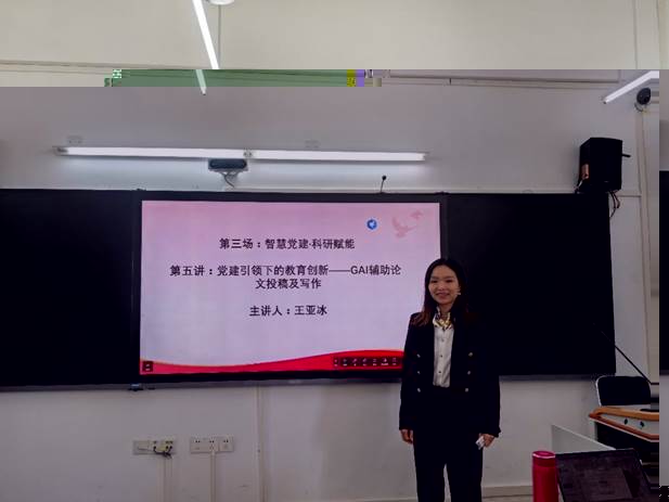 圖片包含 室内, 站, 男人, 桌子 AI 生成的内容可能不正确。